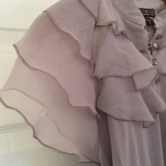 Short sleeve ruffles and buttons top - Picture 4 of 4
